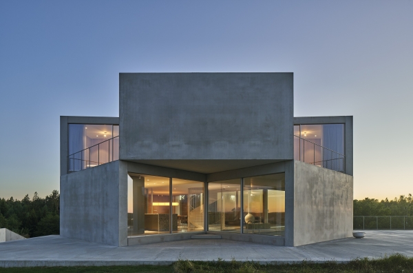 Дом-лабиринт с эстетикой брутализма