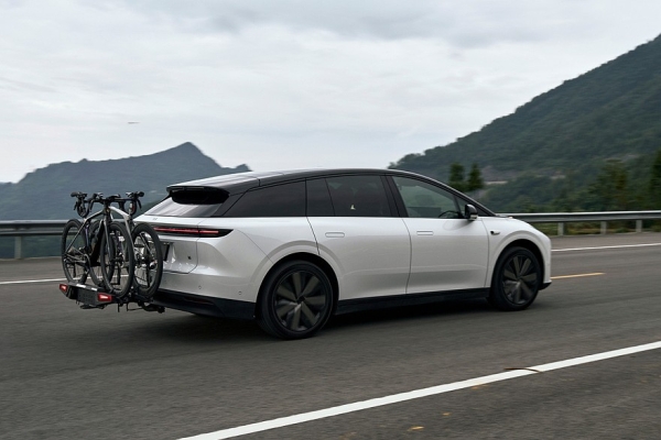 Младший кроссовер Li i6 показал свой салон