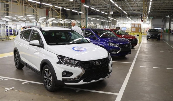 Собранные в Санкт-Петербурге седаны и универсалы Lada Iskra отправили дилерам Собранные в Санкт-Петербурге седаны и универсалы Lada Iskra отправили дилерам