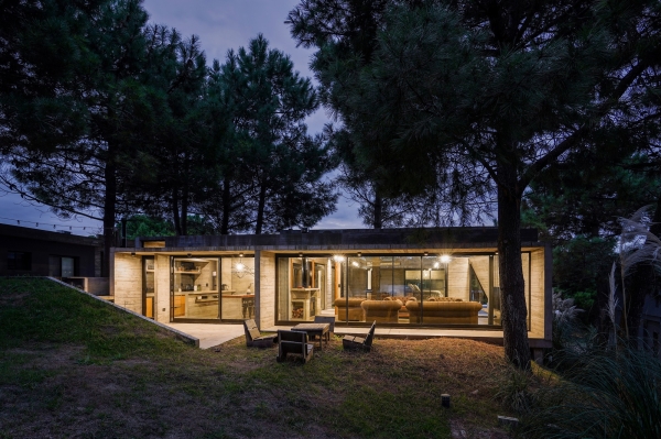 Бетонный дом в природных дюнах