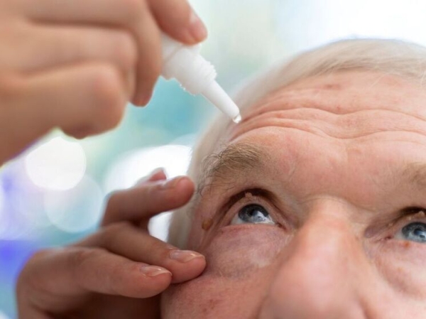 Очкам для чтения предрекли скорый конец: найден способ улучшить зрение