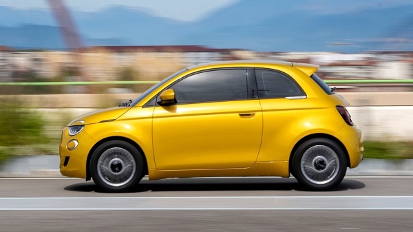 Новый бензиновый Fiat 500: раскрыты технические характеристики и цена дебютной версии