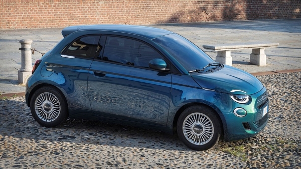 Новый бензиновый Fiat 500: раскрыты технические характеристики и цена дебютной версии Новый бензиновый Fiat 500: раскрыты технические характеристики и цена дебютной версии