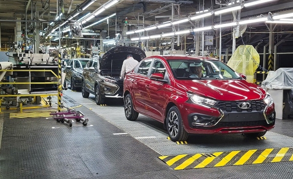 Собранные в Санкт-Петербурге седаны и универсалы Lada Iskra отправили дилерам Собранные в Санкт-Петербурге седаны и универсалы Lada Iskra отправили дилерам