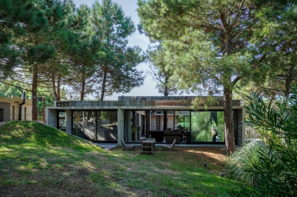 Бетонный дом в природных дюнах