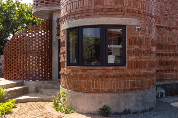 Брутальный гостевой дом с модернистской эстетикой