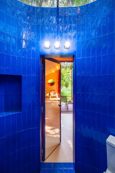 Современная архитектура цветного садового домика