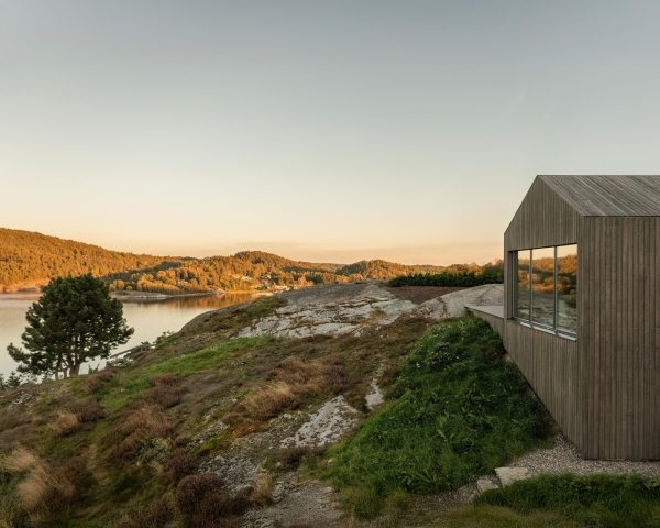 Современная вилла в суровом скандинавском ландшафте