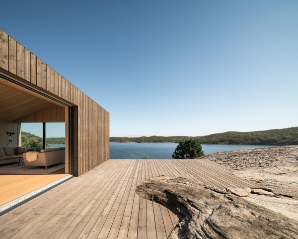 Современная вилла в суровом скандинавском ландшафте