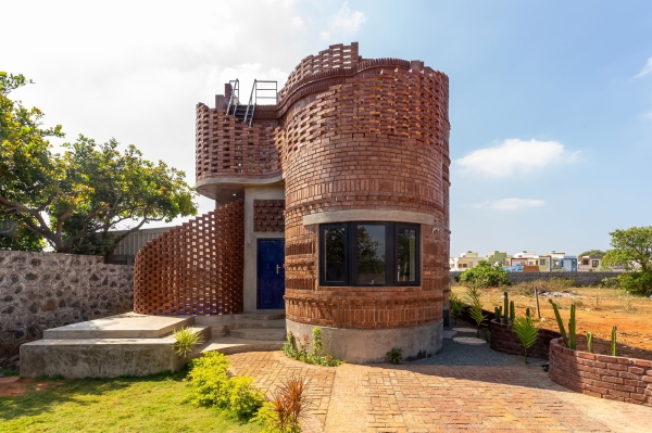 Брутальный гостевой дом с модернистской эстетикой