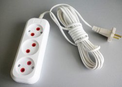 Почему опасно использовать тройники и удлинители в квартире